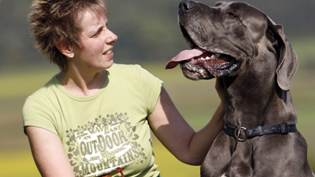 Frau mit Hund für Kategorie Frag einen Hundetrainer