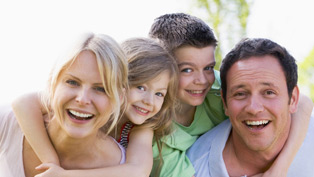 Bild von einer glücklichen Familie für Kategorie Frag einen Versicherungsexperten